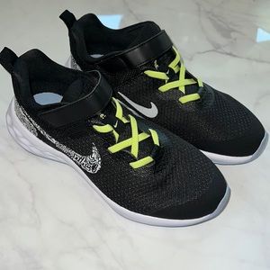 Boys Size 2.5 Nike Sneakers Size 2.5